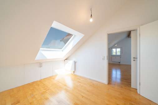 Schlafzimmer - Dachgeschosswohnung in 80995 München mit 37m² kaufen