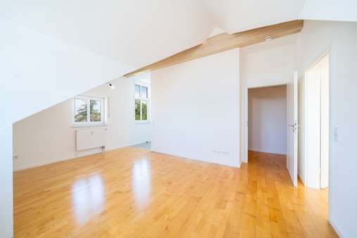 Wohn- und Esszimmer - Dachgeschosswohnung in 80995 München mit 37m² kaufen