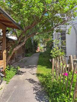 Weg zum Hauseingang - Etagenwohnung in 80995 München mit 88m² kaufen
