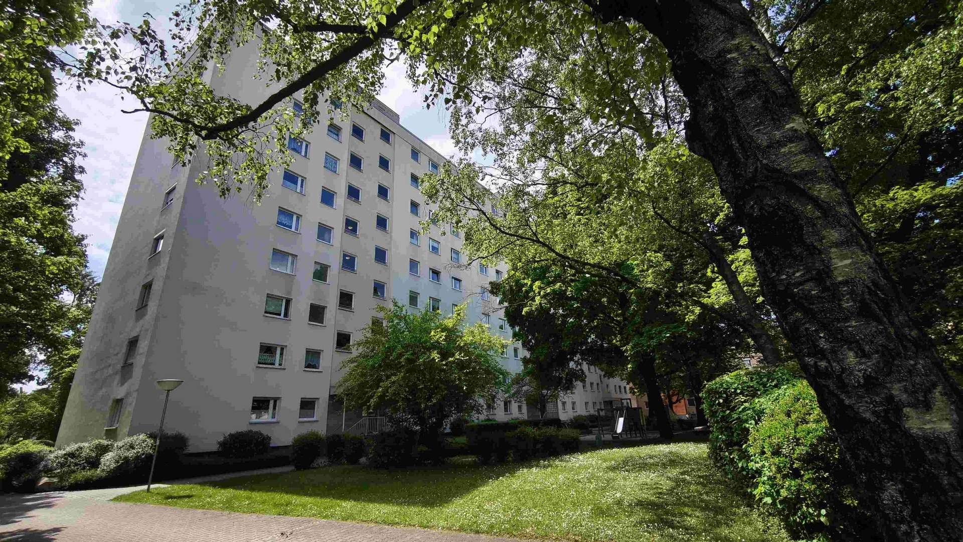 Hausansicht - Erdgeschosswohnung in 80935 München mit 50m² mieten