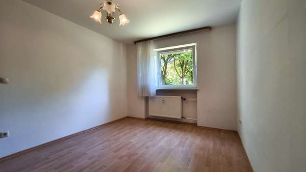 Schlafzimmer - Erdgeschosswohnung in 80935 München mit 50m² mieten
