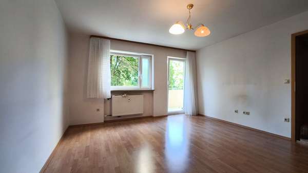 Wohnzimmer - Erdgeschosswohnung in 80935 München mit 50m² mieten