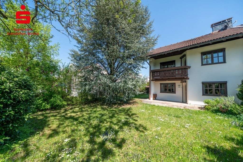 Hausansicht mit Garten - Reiheneckhaus in 85591 Vaterstetten mit 172m² kaufen
