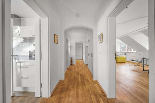 Flur Flur - Dachgeschosswohnung in 80686 München mit 111m² kaufen