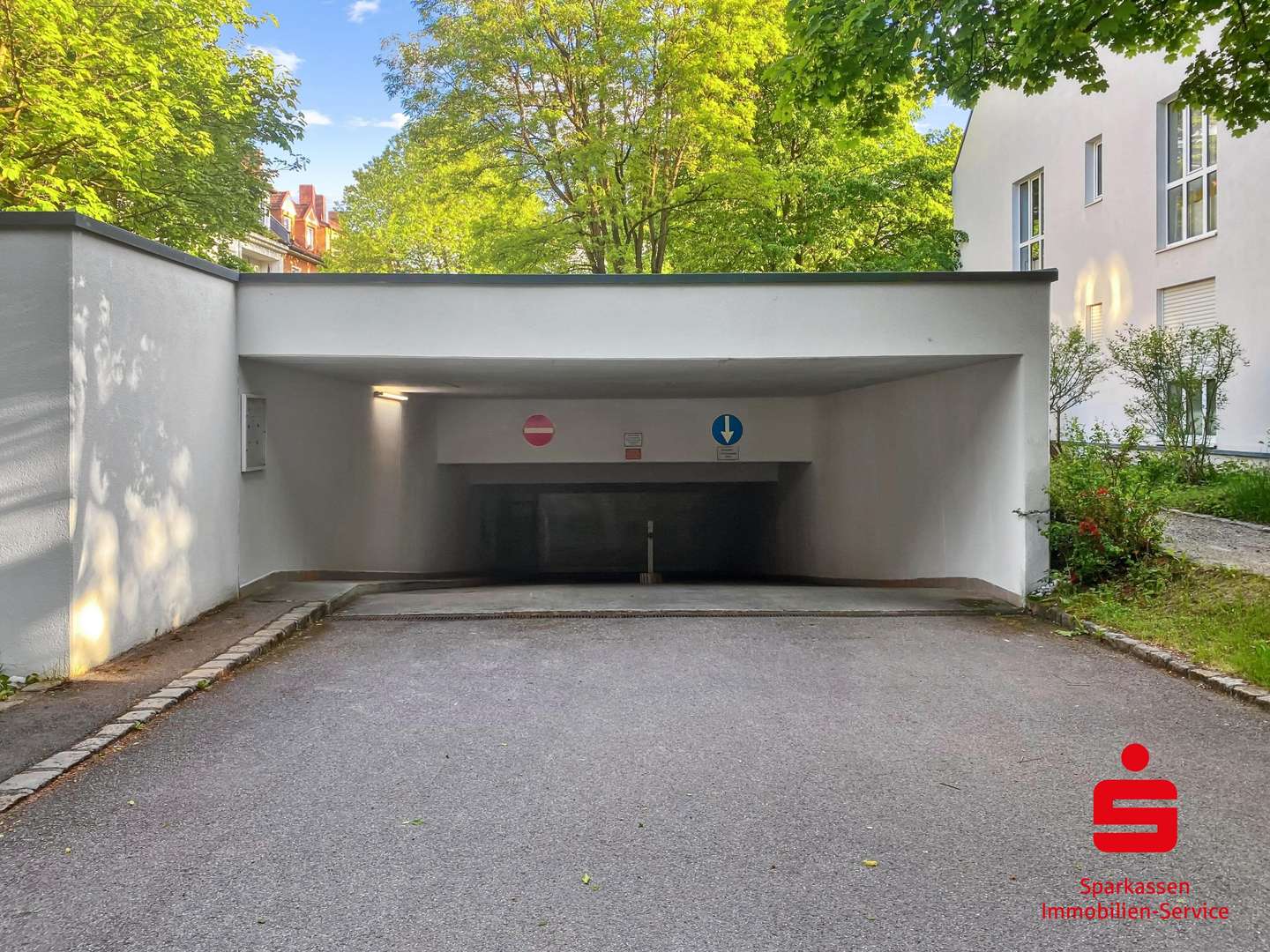 Zufahrt - Tiefgaragenstellplatz in 81371 München mit 0m² kaufen