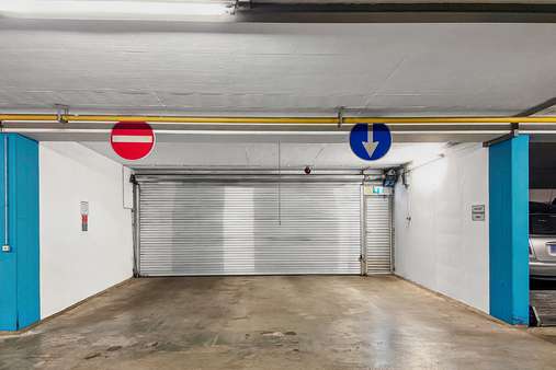 Einfahrt - Tiefgaragenstellplatz in 81371 München mit 0m² kaufen