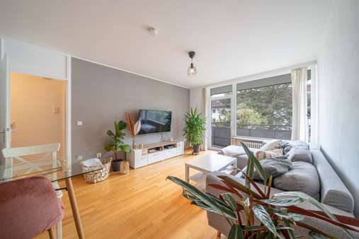 Wohnzimmer - Etagenwohnung in 81825 München mit 75m² kaufen