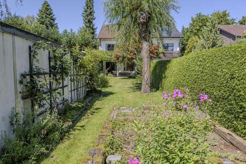 Großer Garten Großer Garten - Doppelhaushälfte in 81827 München mit 150m² kaufen