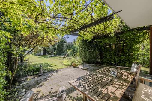 Idyllische Pergola Idyllische Pergola - Doppelhaushälfte in 81827 München mit 150m² kaufen