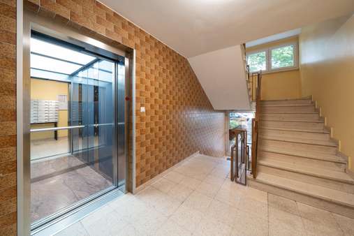 Treppenhaus - Erdgeschosswohnung in 81243 München mit 66m² kaufen