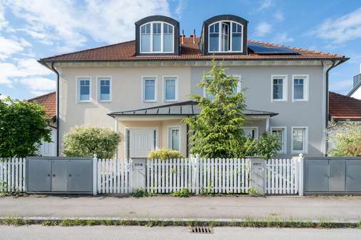Hausansicht - Doppelhaushälfte in 81375 München mit 206m² kaufen