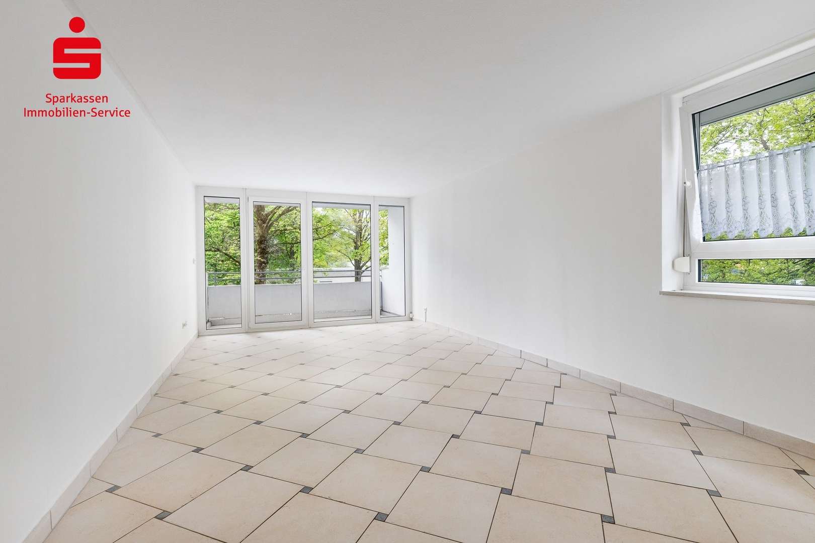 Wohnzimmer - Etagenwohnung in 80993 München mit 67m² kaufen