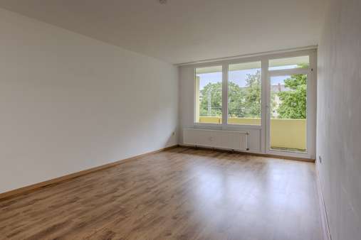 Wohnzimmer mit Ausgang zum Balkon Wohnzimmer mit Ausgang zum Balkon - Etagenwohnung in 81369 München mit 70m² kaufen