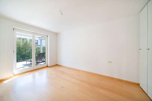 Schlafzimmer - Erdgeschoss - Mehrfamilienhaus in 81825 München mit 277m² kaufen