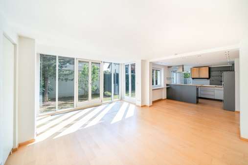 Wohnbereich - Erdgeschoss - Mehrfamilienhaus in 81825 München mit 277m² kaufen