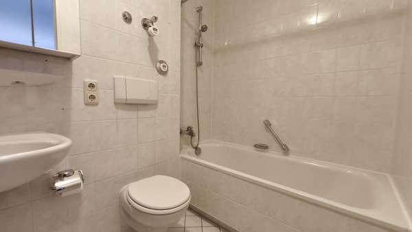 Badezimmer - Etagenwohnung in 85435 Erding mit 63m² mieten