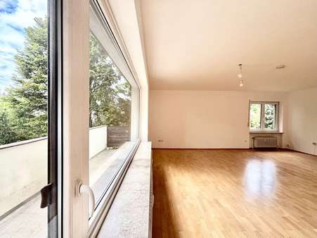 Wohnzimmer mit Balkon - Etagenwohnung in 81245 München mit 74m² kaufen