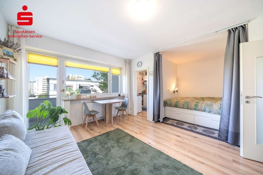Wohnbereich mit Schlafnische - Etagenwohnung in 80689 München mit 32m² kaufen