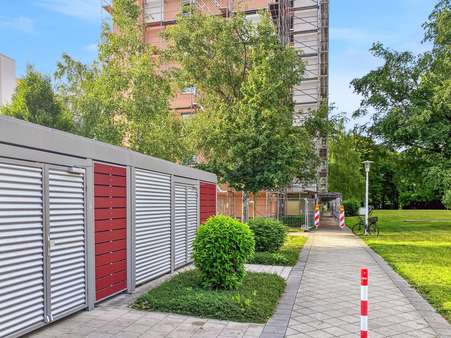 Fahrradraum und Mülltonnen - Etagenwohnung in 80995 München mit 33m² kaufen
