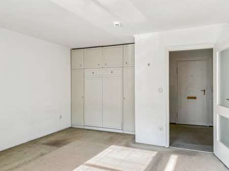 Wohnraum mit Schlafnische - Etagenwohnung in 80995 München mit 33m² kaufen
