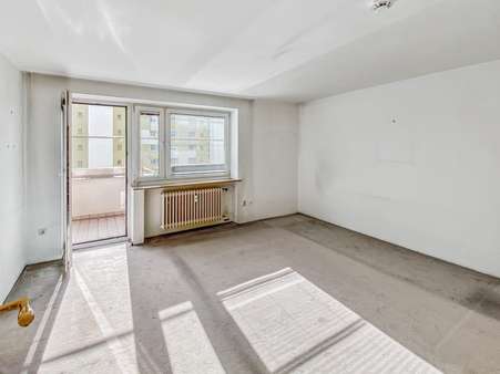 Wohnraum und Balkon - Etagenwohnung in 80995 München mit 33m² kaufen
