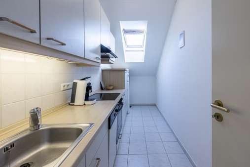Küche mit Fenster - Dachgeschosswohnung in 85609 Aschheim mit 60m² kaufen