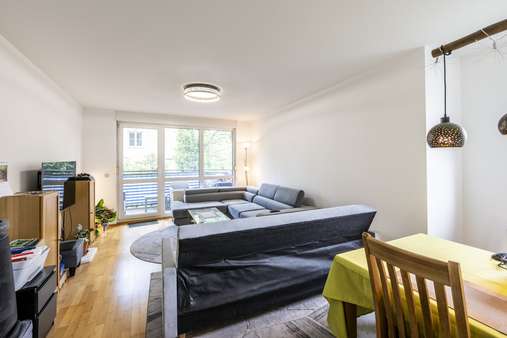 Wohnzimmer - Etagenwohnung in 80809 München mit 71m² kaufen