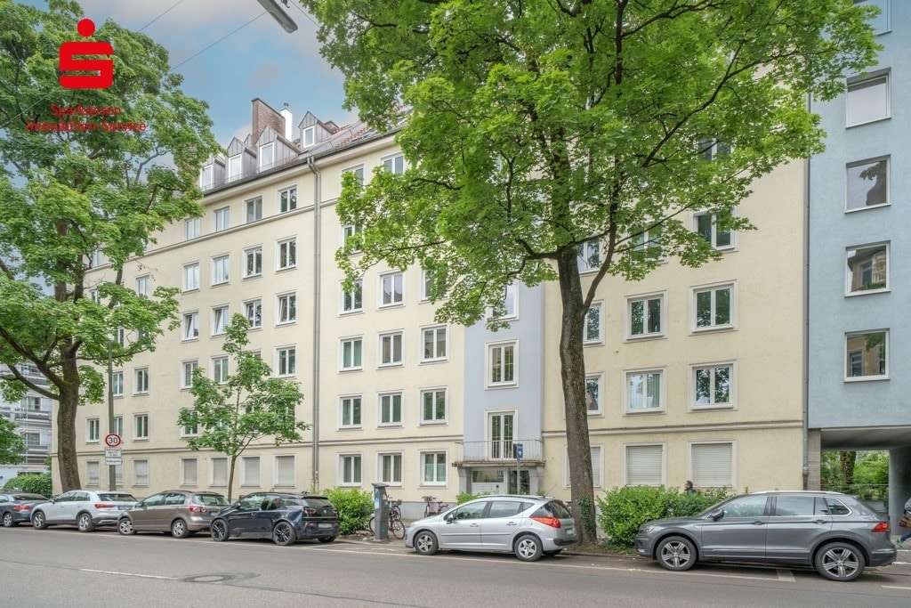 Hausansicht - Erdgeschosswohnung in 80801 München mit 96m² kaufen