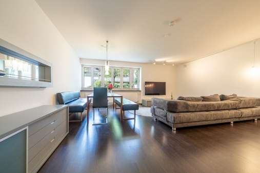 Wohn-/Esszimmer - Erdgeschosswohnung in 80801 München mit 96m² kaufen