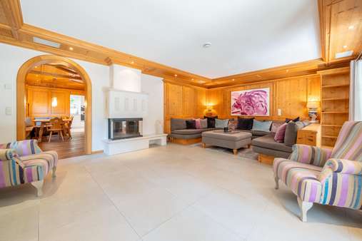 Wohnzimmer mit Kamin - Einfamilienhaus in 81379 München mit 179m² kaufen