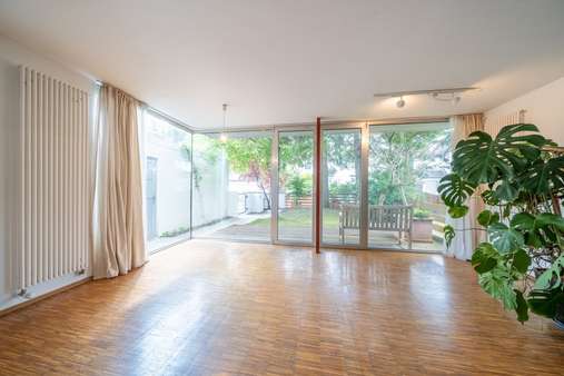 Blick auf den Vorgarten Blick auf den Vorgarten - Doppelhaushälfte in 81549 München mit 155m² kaufen