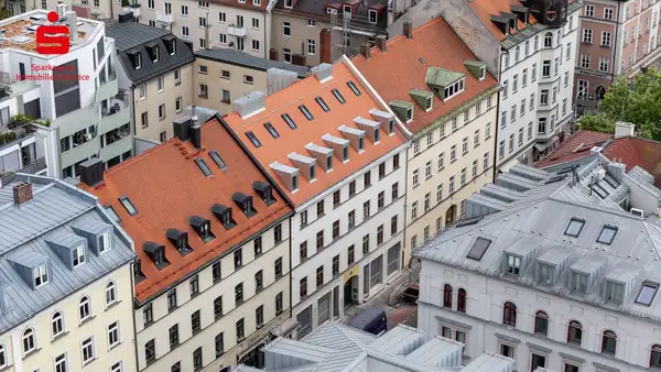 Elegantes Wohnen im denkmalgeschützten Altbau: Großzügige 4-Zimmer-Wohnung mit Balkon 