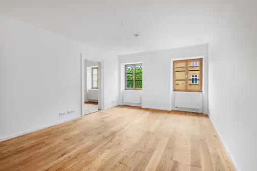 Elegantes Wohnen im denkmalgeschützten Altbau: Großzügige 4-Zimmer-Wohnung mit Balkon 