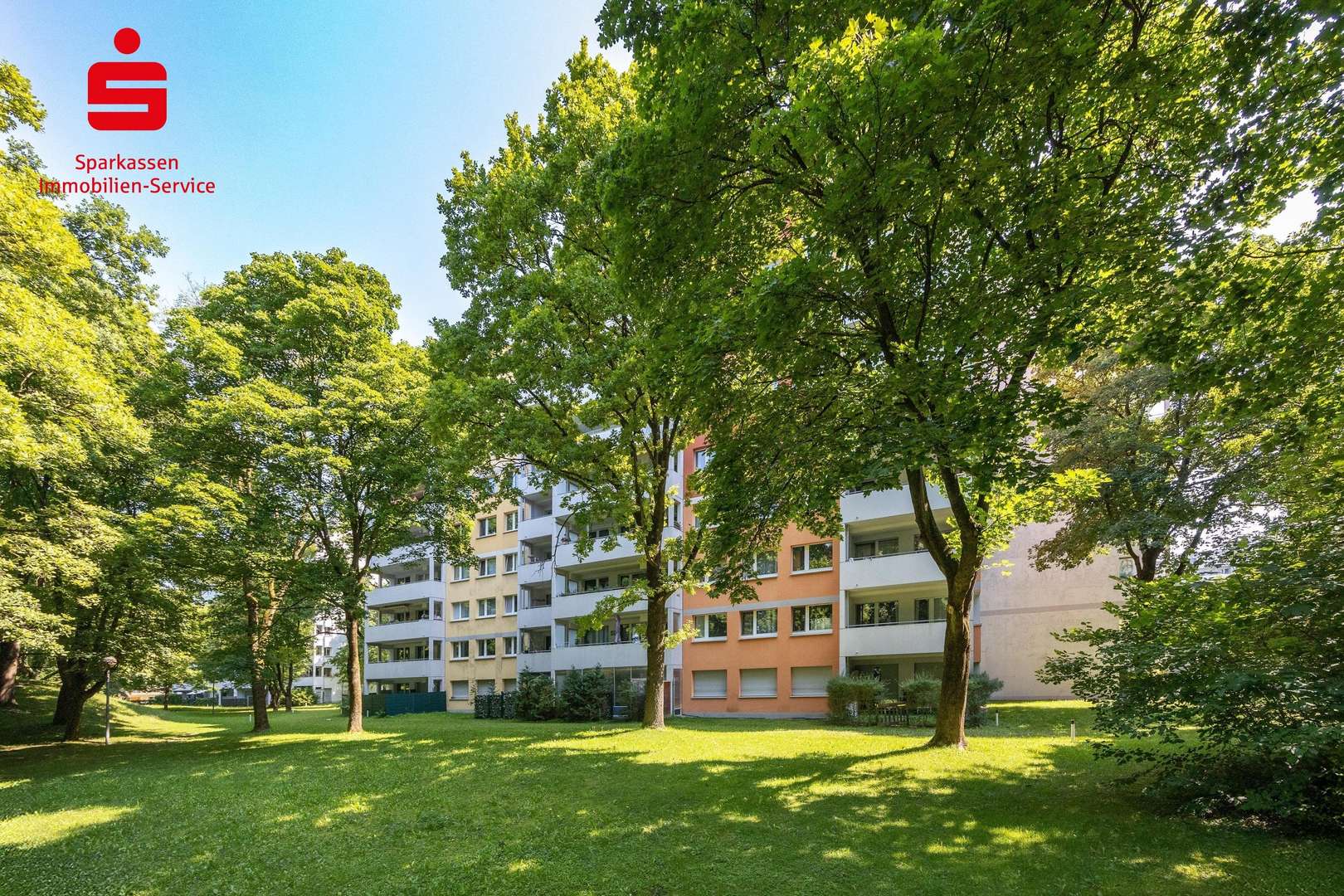 Die Westseite im Grünen mit Blick auf die Terrasse Die Westseite im Grünen mit Blick auf die Terrasse - Erdgeschosswohnung in 81735 München mit 38m² kaufen