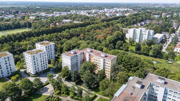 Drohnenansicht Nord/Ost-Seite Drohnenansicht Nord/Ost-Seite - Erdgeschosswohnung in 81735 München mit 38m² kaufen