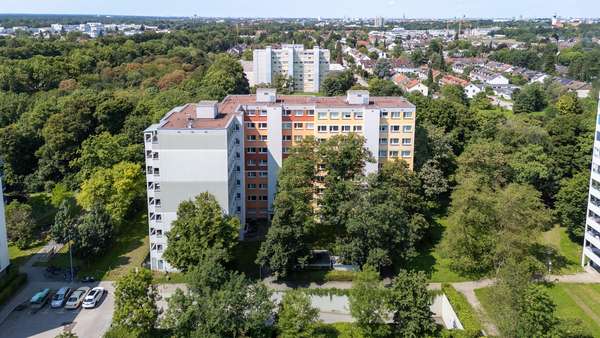Drohnenansicht Ostseite Drohnenansicht Ostseite - Erdgeschosswohnung in 81735 München mit 38m² kaufen