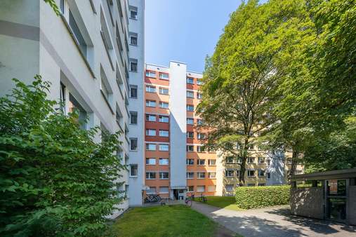 Eingangsbereich des Hauses auf der Ostseite Eingangsbereich des Hauses auf der Ostseite - Erdgeschosswohnung in 81735 München mit 38m² kaufen