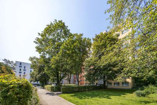 Gepflegte und grüne Außenanlagen Gepflegte und grüne Außenanlagen - Erdgeschosswohnung in 81735 München mit 38m² kaufen