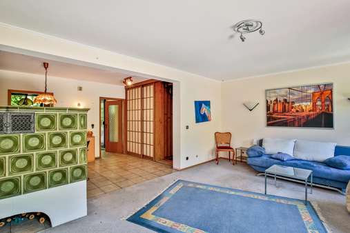 Wohnzimmer mit Kachelofen Wohnzimmer mit Kachelofen - Reihenmittelhaus in 81929 München mit 134m² kaufen