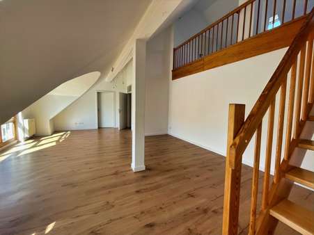 Wohnbereich mit Blick zur Küche - Dachgeschosswohnung in 82256 Fürstenfeldbruck mit 63m² kaufen