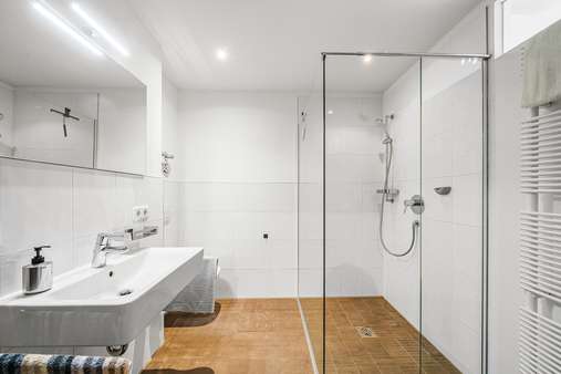 Modernes Badezimmer Modernes Badezimmer - Etagenwohnung in 81927 München mit 75m² kaufen
