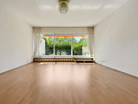 Wohnbereich mit Zugang zur Südterrasse Wohnbereich mit Zugang zur Südterrasse - Etagenwohnung in 81737 München mit 136m² kaufen