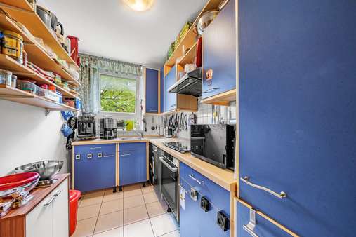 Küche möbliert, mit Fenster - Etagenwohnung in 81829 München mit 66m² kaufen