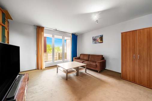 Wohnenzimmer mit Balkonzugang - Etagenwohnung in 81829 München mit 66m² kaufen