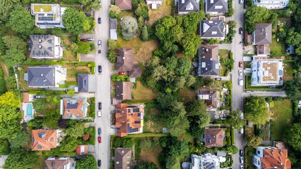 Drohnenaufnahme Nachbarschaftsbebauung - Grundstück in 81243 München mit 671m² kaufen