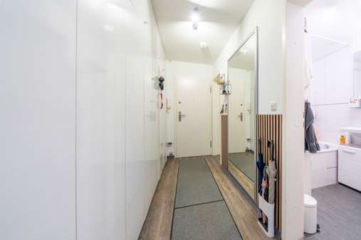 Flur Flur - Erdgeschosswohnung in 81737 München mit 79m² kaufen