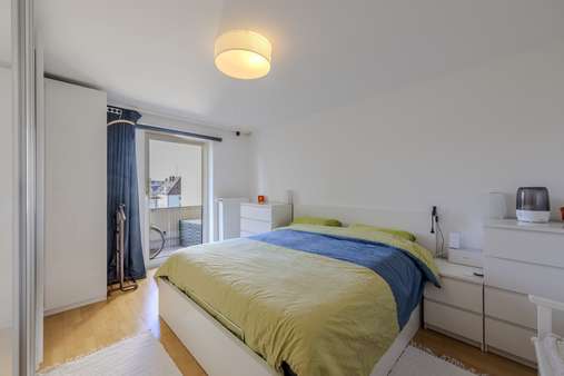 Schlafzimmer mit Zugang zur Loggia Schlafzimmer mit Zugang zur Loggia - Etagenwohnung in 80687 München mit 80m² kaufen