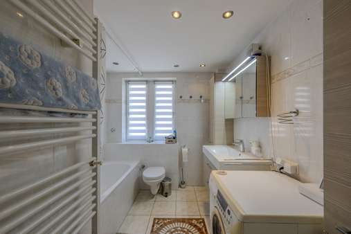 Tageslichtbad mit Badewanne Tageslichtbad mit Badewanne - Etagenwohnung in 80687 München mit 80m² kaufen