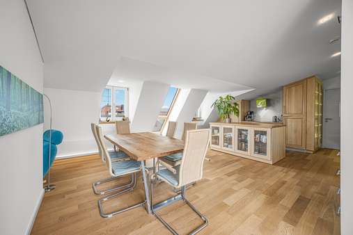 Wohn- und Essbereich Wohn- und Essbereich - Dachgeschosswohnung in 81541 München mit 93m² kaufen