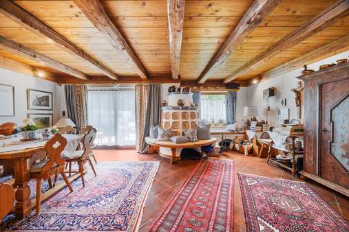 Wohnbereich mit Kachelofen - Mehrfamilienhaus in 85591 Vaterstetten mit 318m² kaufen